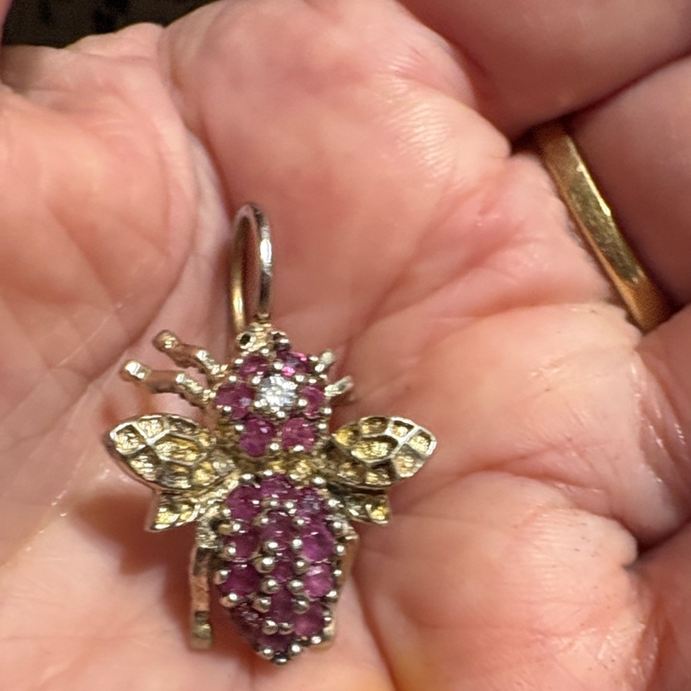 Plated gold/silver bee pendant. - Picture 4 of 5